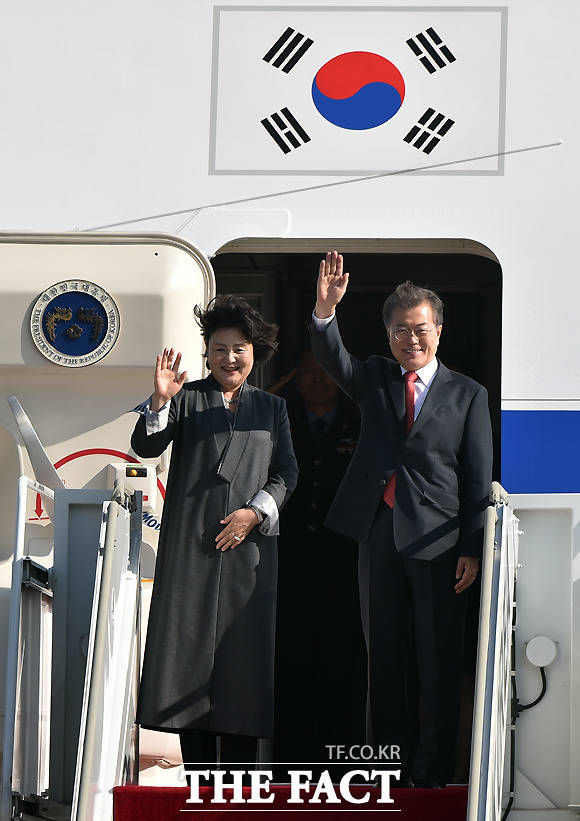 동남아시아 순방에 나서는 문재인 대통령과 김정숙 여사가 지난달 8일 오후 경기도 성남 서울공항에서 전용기에 올라 환송객들에게 손을 흔들고 있다. /이새롬 기자