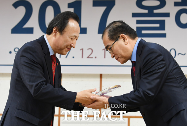 태영호 국가안보전략연구원 자문연구위원(전 영국주재 북한공사)이 11일 오전 서울 여의도 국회 의원회관에서 국회인권포럼 아시아인권의원연맹 주최로 열린 2017 올해의 인권상 시상식에 수상자로 참석해 상패를 받고 있다. /이새롬 기자