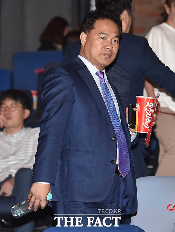 이용주 국민의당 의원이 지난 7월 27일 오후 서울 여의도 CGV에서 영화 군함도 관람을 위해 극장에 들어서고 있다. /이새롬 기자