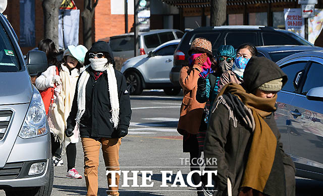 모자와 마스크, 머플러 등으로 중무장한 외국인 관광객