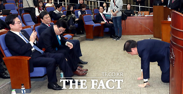 결과가 발표된 직후 김성태 의원이 의원들을 향해 큰절을 하고 있다. /국회=이새롬 기자