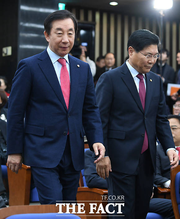 자유한국당 새 원내대표로 김성태 의원(왼쪽)이 선출됐다. /국회= 이새롬 기자