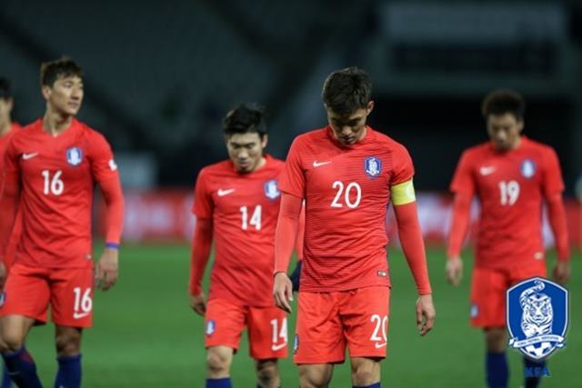 한국-북한, 체력 싸움이 열쇠! 한국은 중국과 경기에서 후반전 중반 이후 체력이 급격하게 떨어지면서 승리를 거두지 못했다. 중국전에서 비긴 뒤 아쉬워 하는 한국 선수들. /대한축구협회 제공
