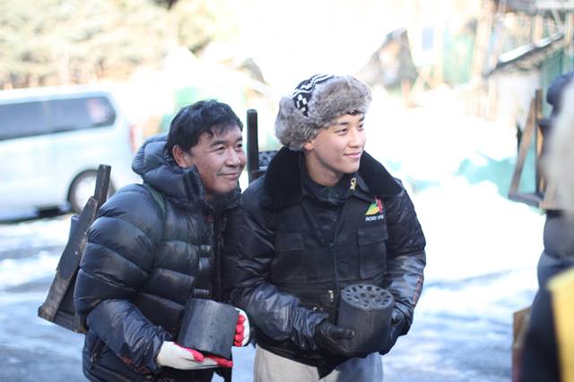 빅뱅의 승리가 아버지 이연진 씨(왼쪽)와 함께 사랑의 연탄 배달 봉사활동을 펼치고 있다. /이마트 제공