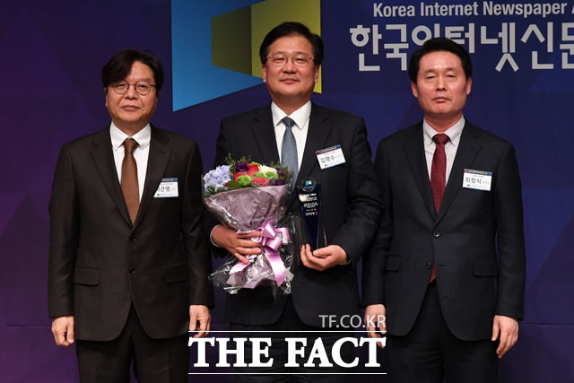 올해의 인물상을 수상한 정세균 국회의장(김영수 대변인 대리수상)