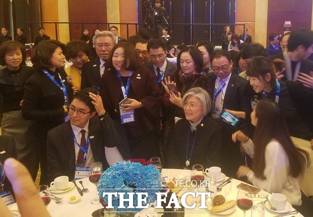 재중한국인회 간담회에 참석한 강경화 외교부 장관을 둘러싼 참석자들./더팩트 독자 제공
