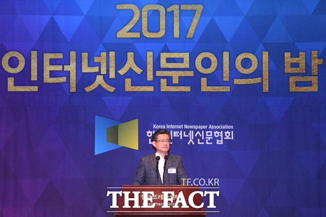 이의춘 한국인터넷신문협회 부회장이 내빈을 소개하고 있다.