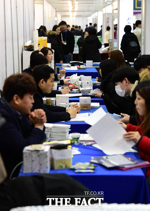 2018학년도 정시 대학입학정보 박람회가 13일 오전 서울 강남구 삼성동 코엑스에서 개최된 가운데 학생들이 입시상담을 받고 있다. /임세준 기자