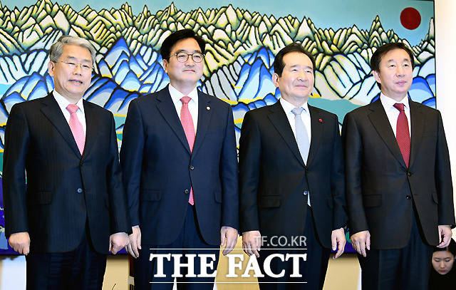 여야 교섭단체 3당 회동에 첫 자리한 김성태 자유한국당 신임 원내대표(오른쪽).