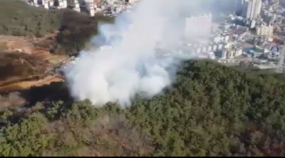 12일 오후 1시30분쯤 부산시 기장군 기장읍 수령산 인근 화재 현장을 소방헬기가 찍은 모습이다. /산림청 트위터