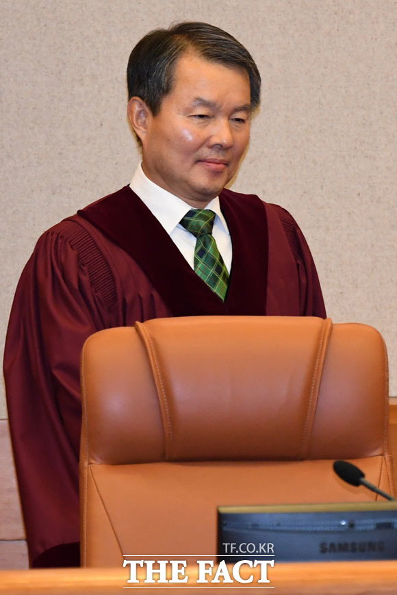 자리로 향하는 이진성 헌법재판소장