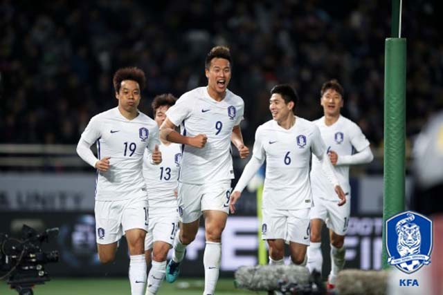 7년 6개월 만의 한일전 승리 한국이 김신욱(가운데 9번)의 멀티골을 앞세워 일본에 4-1 역전승을 올렸다. /대한축구협회 제공