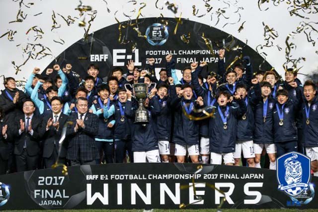 한국, 일본 꺾고 우승! 신태용호가 한일전에서 4-1로 크게 이기며 2017 동아시아축구연맹(EAFF) E-1 챔피언십(구 동아시안컵) 2회 연속 우승을 달성했다. 우승 세리머니를 펼치는 한국 대표팀. /대한축구협회 제공