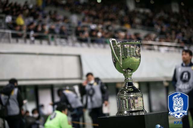한국, 우승컵 들어올리다! 한국이 한일전에서 통쾌한 승리를 거두고 2017 동아시아축구연맹(EAFF) E-1 챔피언십(구 동아시안컵) 우승컵을 들어올렸다. /대한축구협회 제공