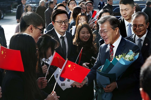 문재인 대통령이 15일 베이징대학을 방문한 모습./청와대 제공