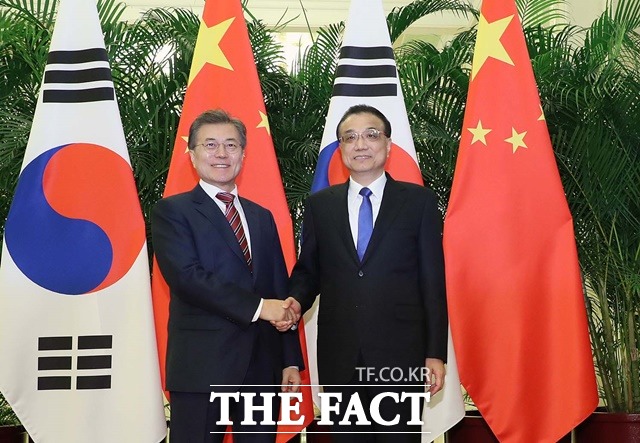 문재인(왼쪽) 대통령과 리커창 중국 총리는 15일 베이징 인민대회당에서 면담을 갖고 한중 경제무역 부처간 소통 채널을 재가동하기로 했다./청와대 제공