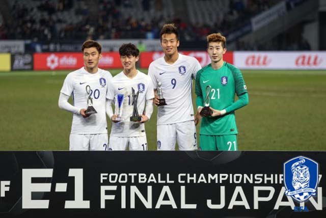 한국 우승 주역! 한국은 2승 1무 승점 7로 일본을 제치고 우승을 차지했다. 이번 대회에서 개인상을 수상한 한국 선수들. 왼쪽부터 최고 수비수상 장현수, MVP 이재성, 득점왕 김신욱, 최고 골키퍼상 조현우. /대한축구협회 제공