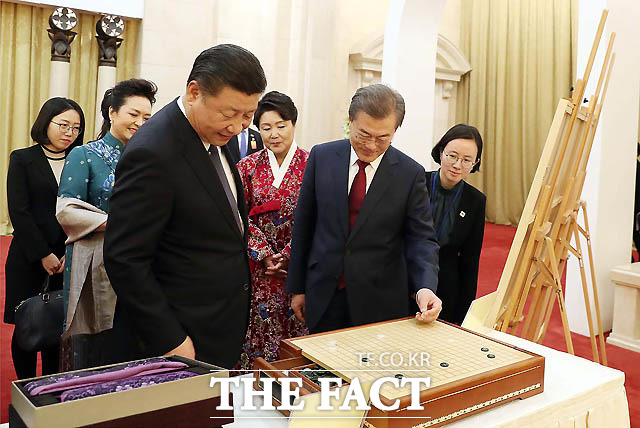 문재인 대통령이 지난 14일 오후(현지시각)시진핑 국가주석에게 옥으로 만든 바둑알과 바둑판을 선물 받고 있다./청와대 제공