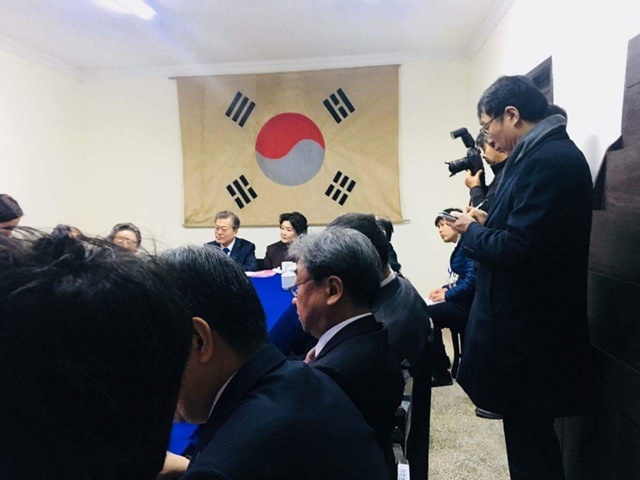 임시정부 청사에서 독립투사 후손들과 마주앉은 문재인 대통령과, 뒤에서 이를 기록하는 윤영찬 국민소통수석./청와대 페이스북