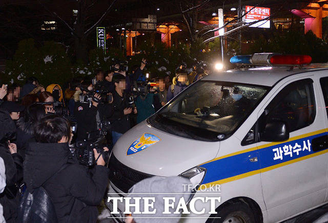 그룹 샤이니 멤버 종현(본명 김종현·27)이 사망한 가운데 18일 오후 서울 건대 응급실 앞으로 과학수사대가 빠져나가고 있다./사진공동취재단