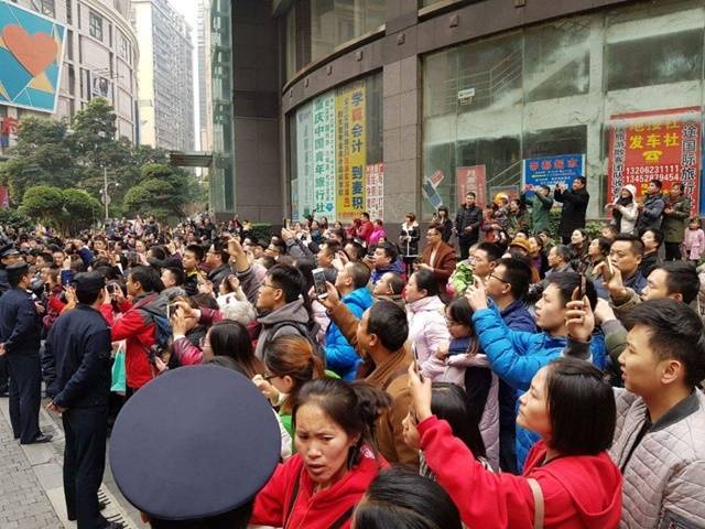 문재인 대통령이 묵었던 충칭 호텔 앞에 시민들이 나와 있는 모습./청와대 페이스북