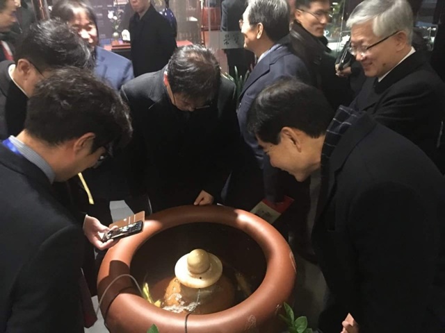 베이징의 한 찻집에서 주영훈 경호실장과 정의용 안보실장, 남관표 안보실 2차장 등이 왠 항아리를 뚫어지게 쳐다보고 있다./청와대 페이스북