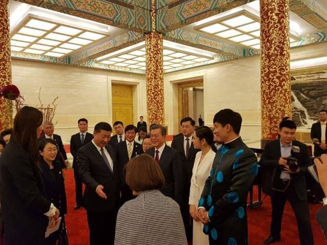 문재인 대통령과 시진핑 주석은 14일 정상회담 이후 국빈만찬을 가진 가운데 한류스타인 배우 송혜교와 추자현 우효광 부부, 김연경 배구선수 등이 참석해 눈길을 끌었다./청와대 페이스북