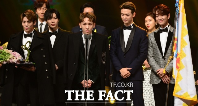 그룹 샤이니 멤버들은 종현의 장례식장에 상주로 이름을 올렸다. 누구보다 멤버를 잃은 슬픔으로 가슴이 아플 키, 민호, 태민, 온유는 종현이 가는길을 지켰다. /더팩트 DB
