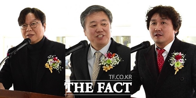 이근영 한국인터넷신문협회 회장과 정규성 한국기자협회 회장, 이동희 한국사진기자협회 회장(왼쪽부터)이 사진전에서 축사를 하고 있다.