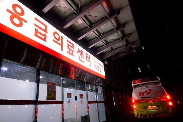 종현은 서울 강남의 레지던스에서 의식불명상태로 발견된 뒤 119에 의해 병원에 이송됐지만 20여분 만에 심정지 판정을 받았다. /사진종합취재단