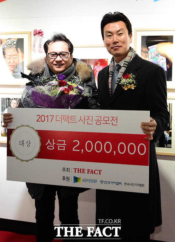 이번 사진전에서 대상을 수상한 라성민 씨(왼쪽)와 김상규 더팩트 대표가 기념사진을 찍고 있다.