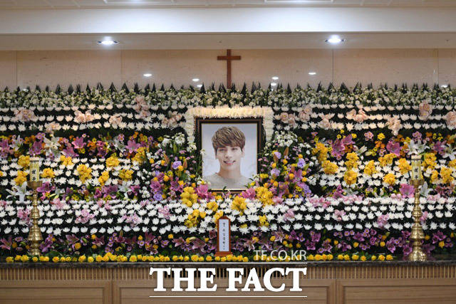 18일 사망한 고 샤이니 종현의 빈소가 서울 풍납동 서울아산병원에 마련됐다. /사진공동취재단