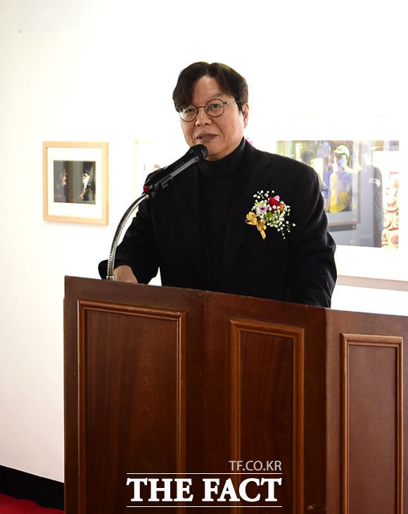 이근영 한국인터넷신문협회장이 19일 오후 서울 종로구 팔판동 이노갤러리에서 열린  2017 더팩트 사진 공모전 사진이 더팩트다! 전시회에 참석하고 있다. /임세준 기자