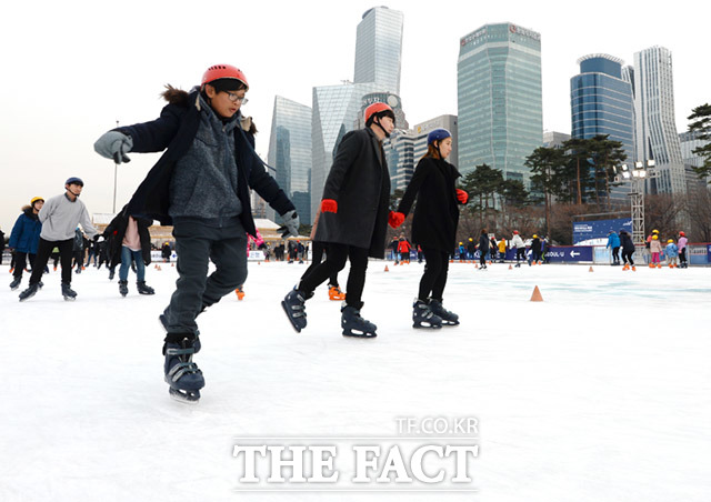 서울 여의도공원 스케이트장 여의아이스파크가 개장한 20일 오후 시민들이 스케이트를 타고 있다. /이동률 인턴기자