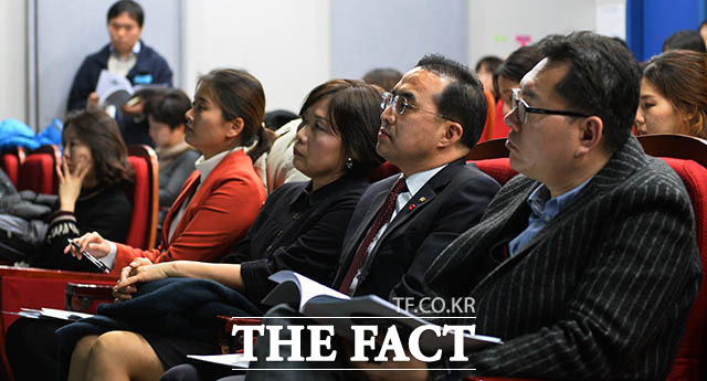 경청중인 조희경 대표(오른쪽에서 세번째)와 박홍근 의원(오른쪽에서 두번째)