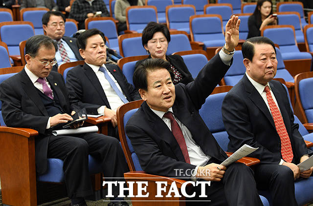 정동영 국민의당 의원이 20일 오후 서울 여의도 국회에서 열린 의원총회에 참석해 안철수 대표의 참석을 요구하고 있다./임영무 기자