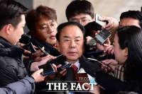 [TF포토] 두 차례 불응 뒤 검찰 출석하는 이우현 의원