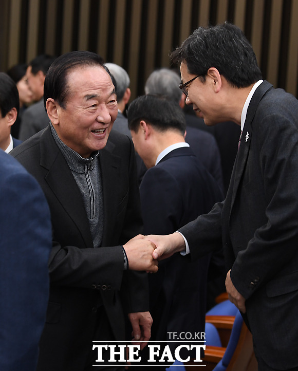 서청원 자유한국당 의원(왼쪽)이 지난 12일 오후 서울 여의도 국회에서 열린 자유한국당 원내대표 경선에 참석해 투표를 마친 뒤 동료 의원들과 인사를 나누고 있다. /이새롬 기자