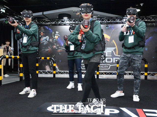 22일 오후 서울 마포구 상암동 디지털파빌리온에서 열린 2017 VR 게임 대전에 참가한 선수들이 경기를 하고 있다. / 이동률 인턴기자