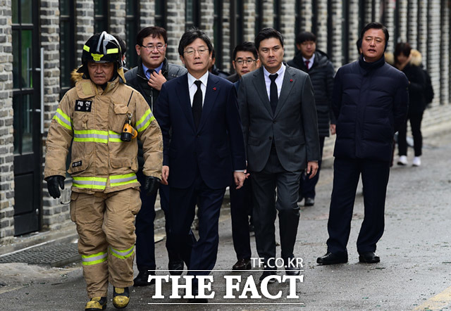유승민 바른정당 대표(왼쪽)가 22일 오후 충북 제천시 하소동 스포츠센터 화재현장을 둘러보고 있다./ 임세준 기자