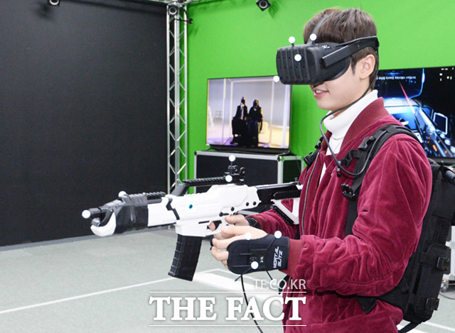 직접 VR 게임을 체험하는 김동현