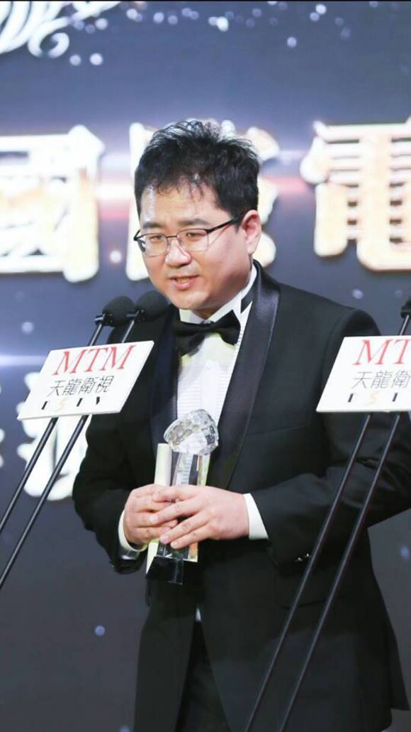 진혁 감독이 푸른 바다의 전설로 마카오 국제TV 페스티벌에서 최우수 연출상을 수상, 국제적 명성을 더했다. /더 틱톡 제공