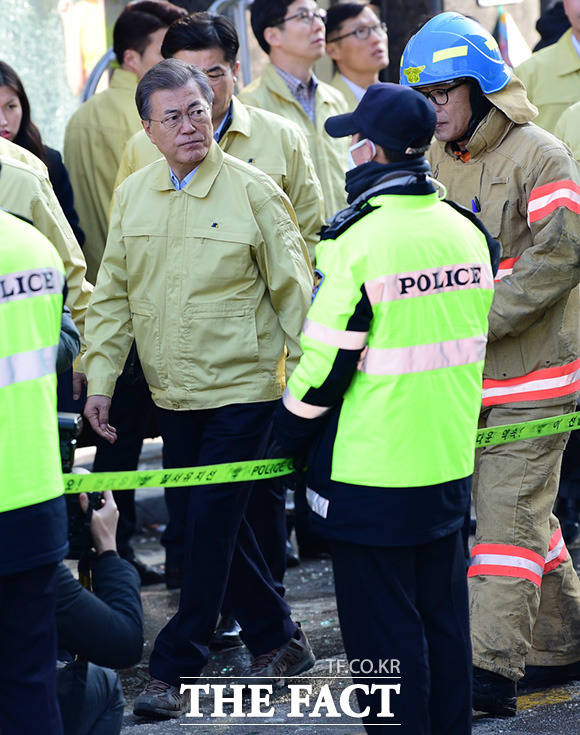문재인 대통령(왼쪽)이 22일 오후 충북 제천시 하소동 스포츠센터 화재현장을 방문하고 있다. /제천=임세준 기자