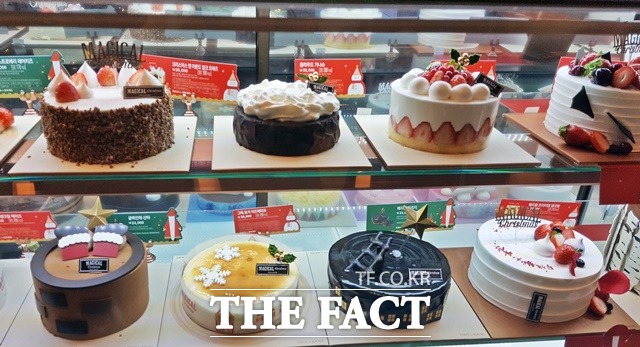 업계는 SNS 일상화 등으로 인한 비주얼적인 소비 트렌드를 크리스마스 케이크에도 반영, 사진발 잘 받는 화려한 케이크들을 선보이고 있다. 이러한 케이크들이 매출에서도 두각을 드러내고 있다. /안옥희 기자
