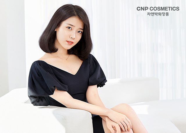 가수 겸 배우 아이유가 LG생활건강의 더마코스메틱 브랜드인 CNP차앤박화장품의 새 뮤즈로 발탁됐다. /LG생활건강 제공