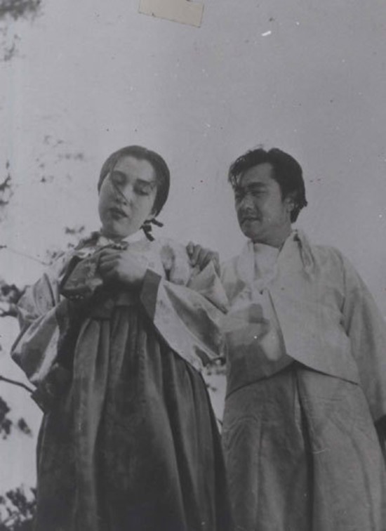 고 나애심이 출연한 영화 백치 아다다 스틸. 고 나애심(왼쪽)은 1950~60년대 가수 겸 배우로 활발한 활동을 펼쳤다. /백치 아다다 스틸