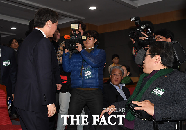 안철수 국민의당 대표(왼쪽)가 지난 21일 오후 서울 여의도 국회 의원회관에서 열린 제 9차 당무위원회의에 참석한 가운데, 유성엽 의원이 이를 바라보고 있다./이새롬 기자
