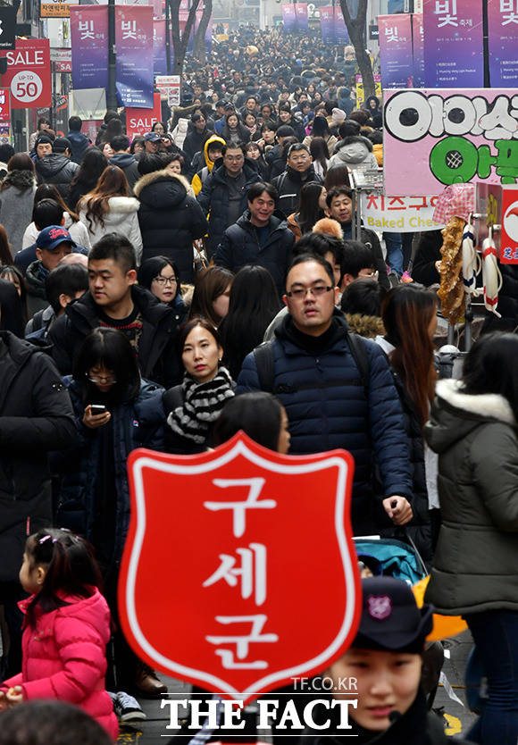 성탄절을 이틀 앞둔 23일 오전 서울 중구 명동 일대가 유커를 포함한 관광객으로 붐비고 있다. /이덕인 기자