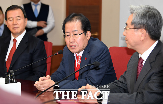 홍준표 자유한국당 대표(가운데)가 26일 오후 서울 여의도 자유한국당사에서 열린 조직강화특별위원회 첫 회의에 참석해 모두 발언을 하고 있다. /이새롬 기자