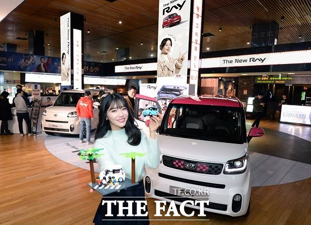 기아자동차가 내년 1월 14일까지 서울 성동구 소재 왕십리 CGV와 서울 마포구 소재 상암 CGV 두 곳에서 더 뉴 레이를 전시하고 경품 증정 이벤트를 시행한다. /기아자동차 제공